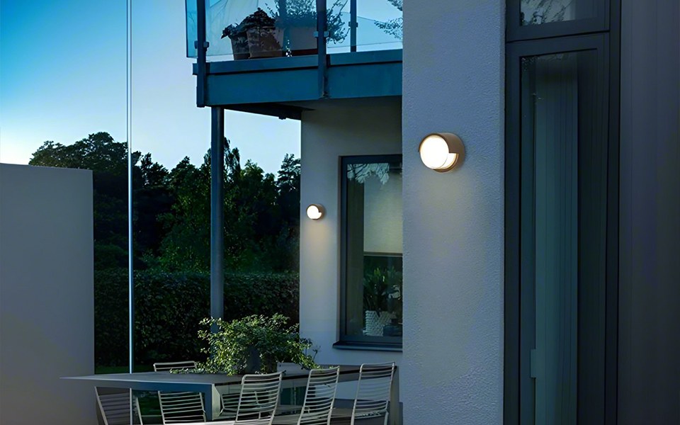 Modern Outdoor Wall Lighting Guide for US Homes | Maximize Space