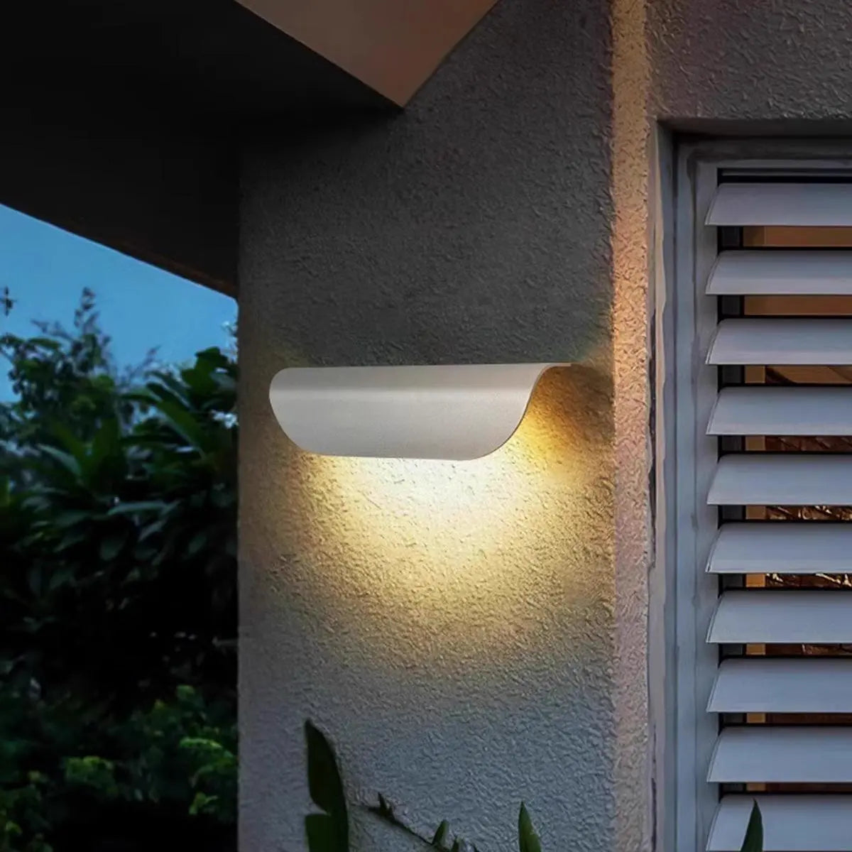 Antizer Curled Leaf Outdoor Wall Light
