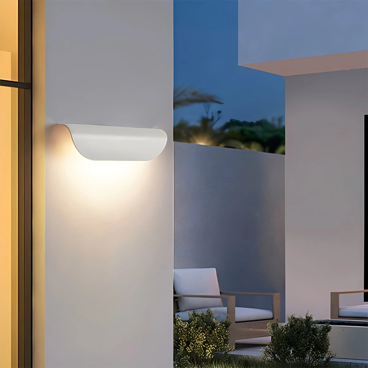 Antizer Curled Leaf Outdoor Wall Light