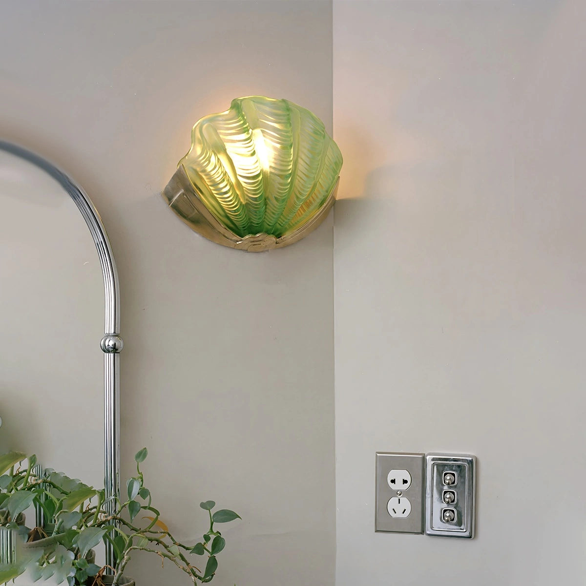 Antizer Light Luxury Brass Shell Glass Wall Lamp